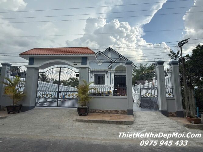Hình thực tế nhà 1 trệt có tầng bán hầm nổi đẹp mái Thái 