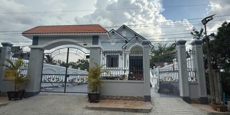 Hình thực tế nhà 1 trệt có tầng bán hầm nổi đẹp mái Thái