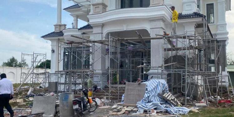 Hình thực tế nhật ký công trình sư nhà biệt thự sân vườn 2 tầng tân cổ điển lợp ngói mái Nhật ở quê anh Phước